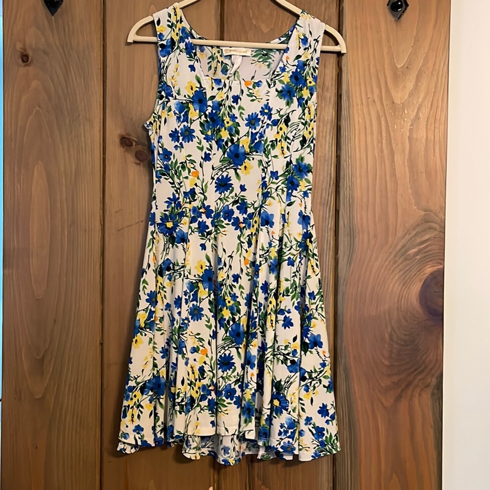 Very cute flowy summer dress